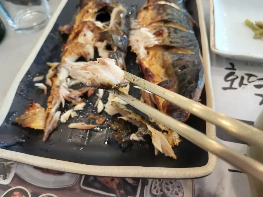 Close-up of the clay-oven grilled mackerel plate