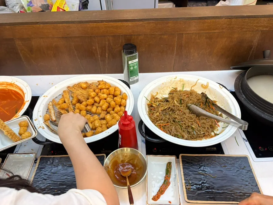 Self-serve counter for choosing desired side dishes