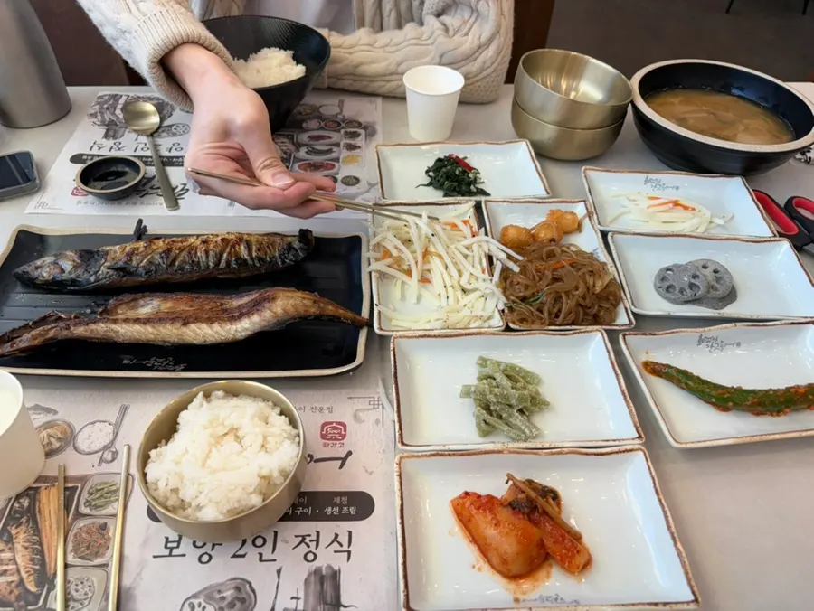 A filling meal of grilled mackerel, rice, and side dishes