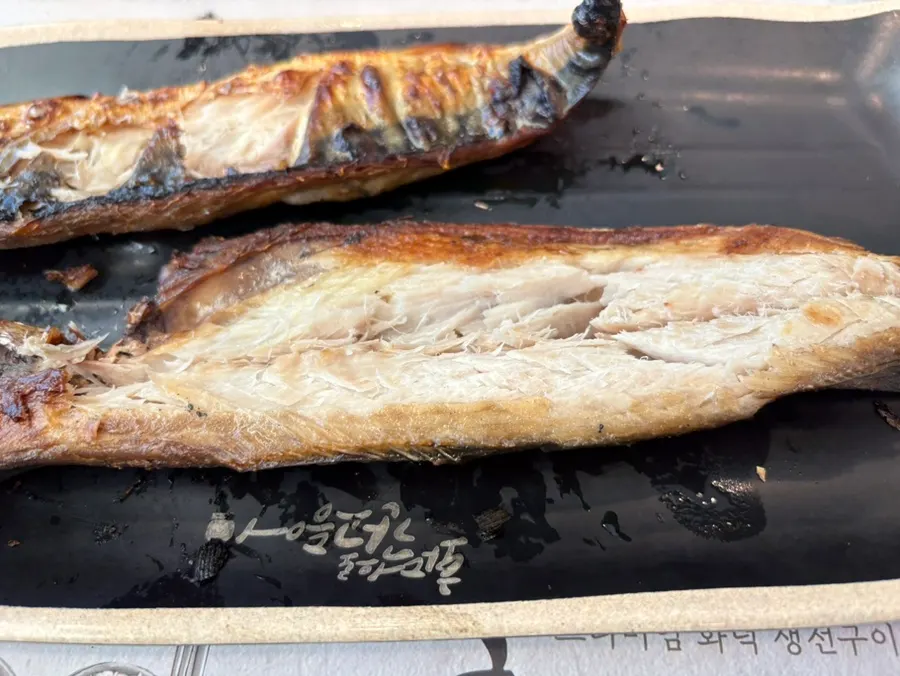 A filling meal centered on oven-grilled mackerel