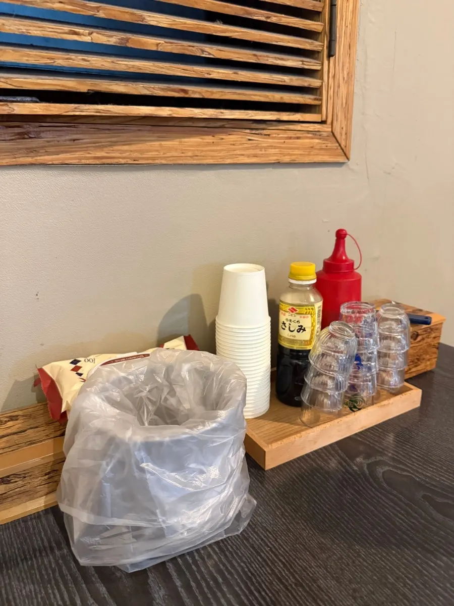Table set with the ordered small agujjim and beer