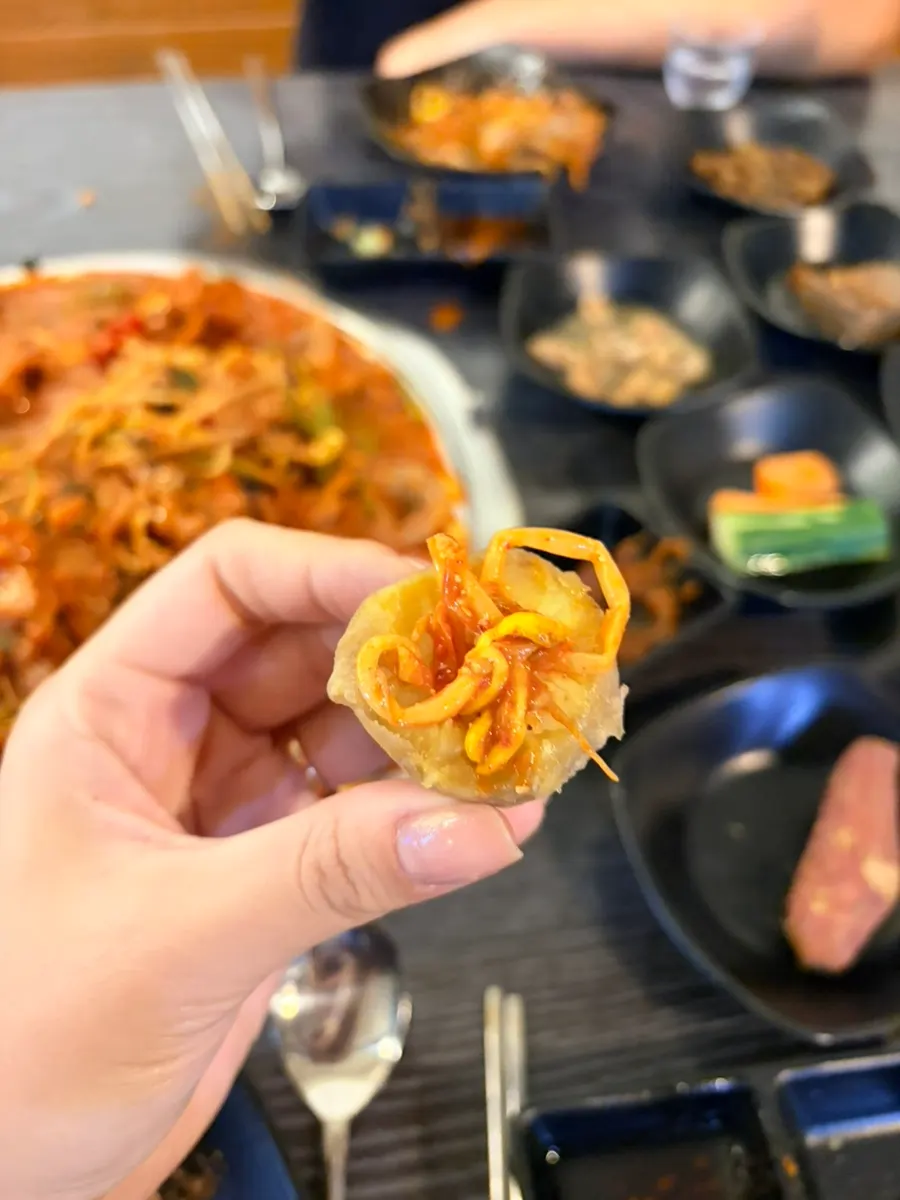Trozo de carne de rape carnosa cubierta de salsa