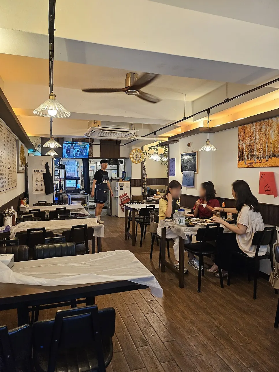 เมนูบนผนังภายในร้าน