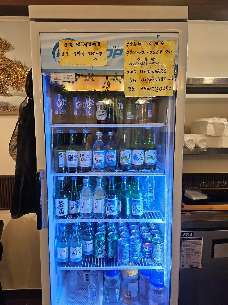 ภายในร้านที่มีตู้ปลาสด