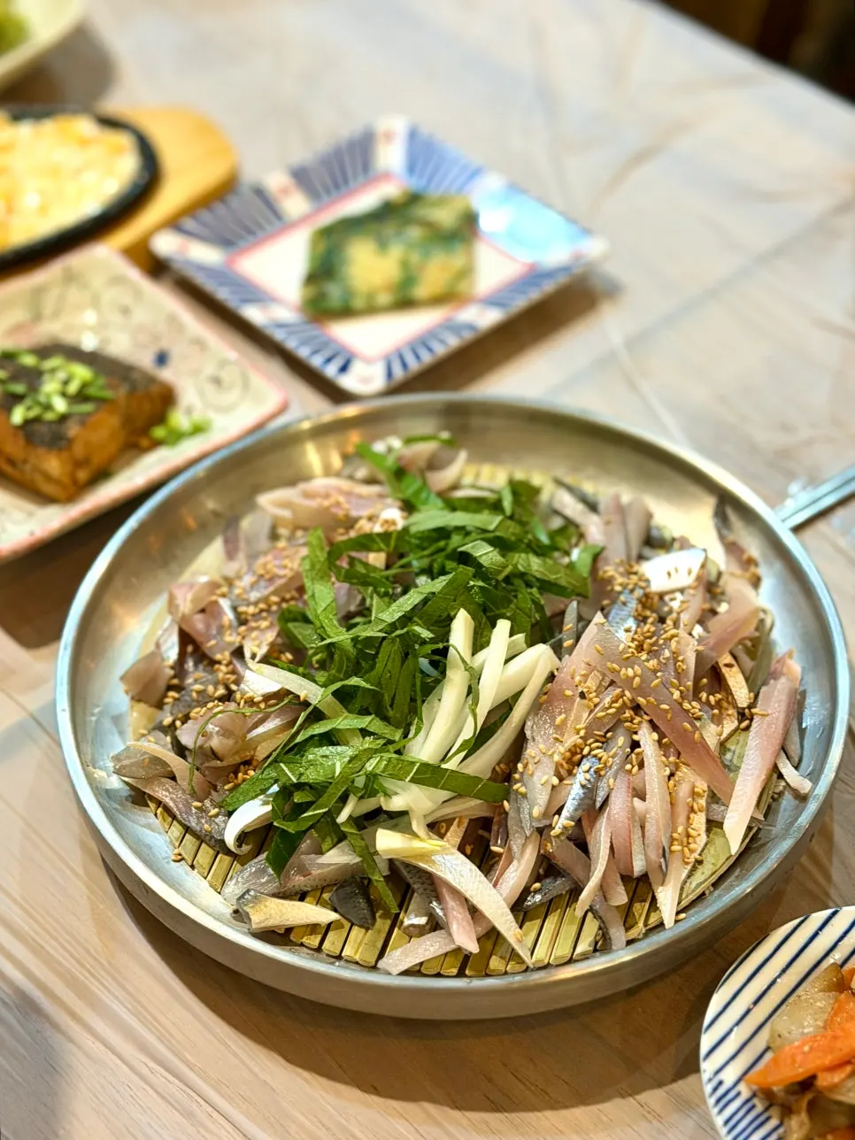 Gizzard shad sashimi served half seokkosi and half boneless