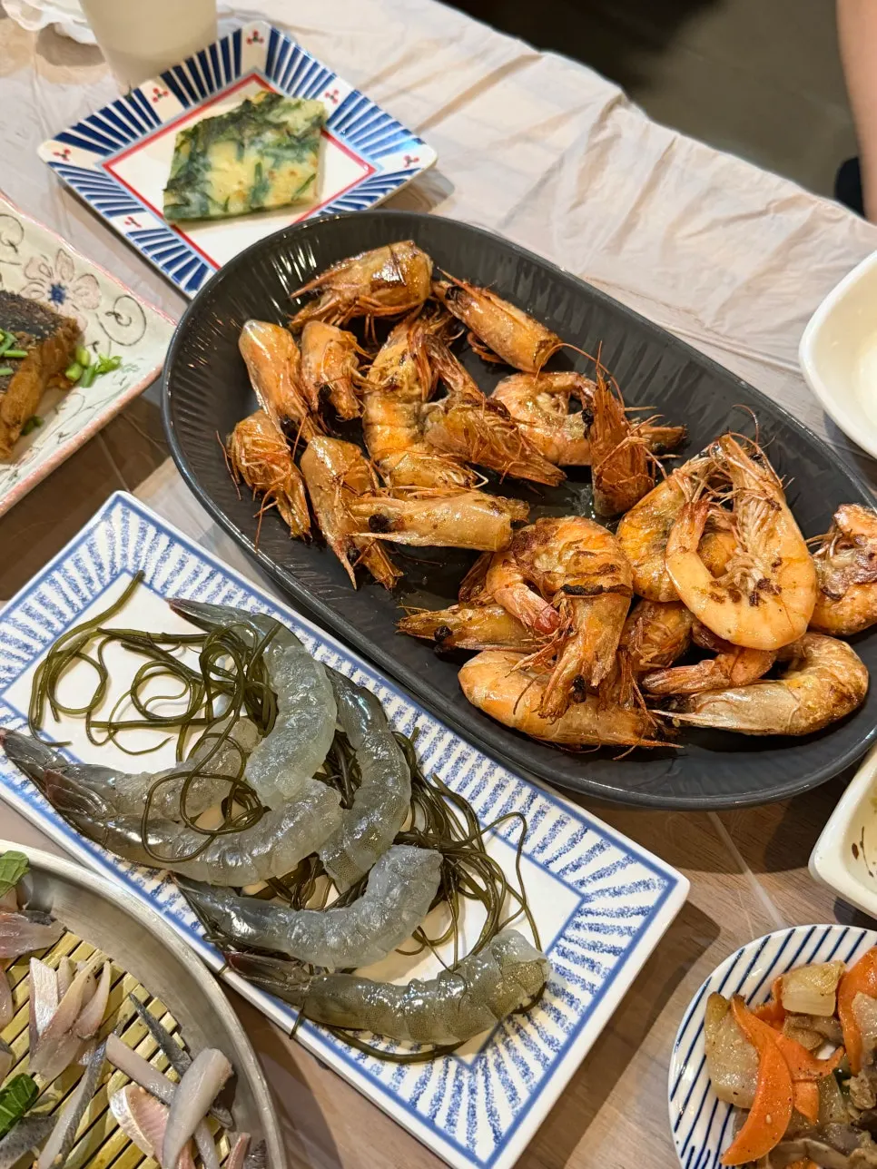 Table spread of the raw shrimp and grilled shrimp set