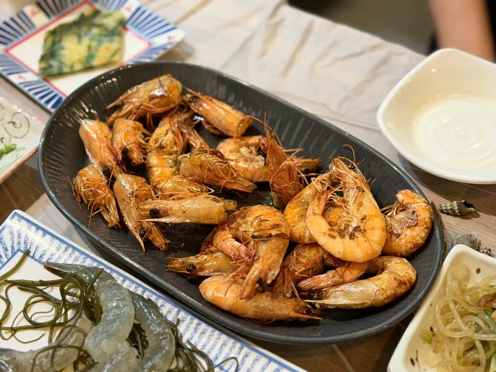 Grilled shrimp with shrimp heads and whole shrimp