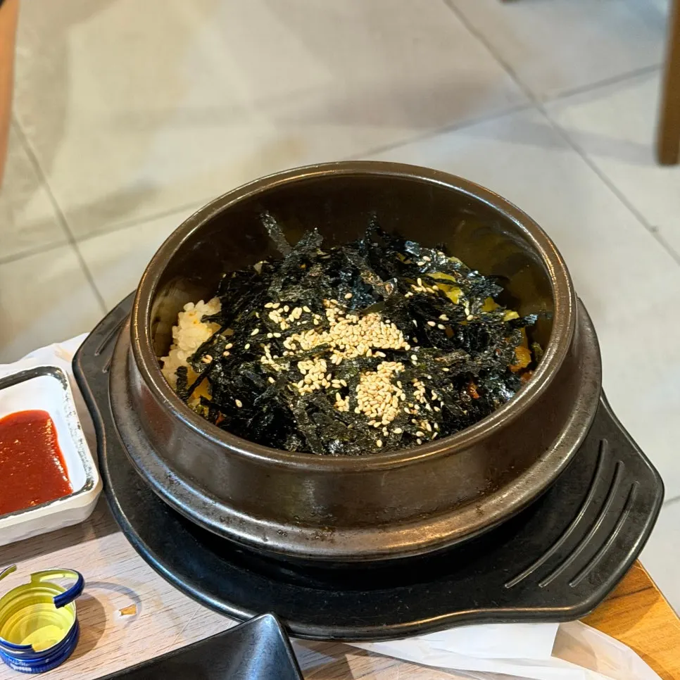 Flying fish roe rice with a crust formed in the stone pot