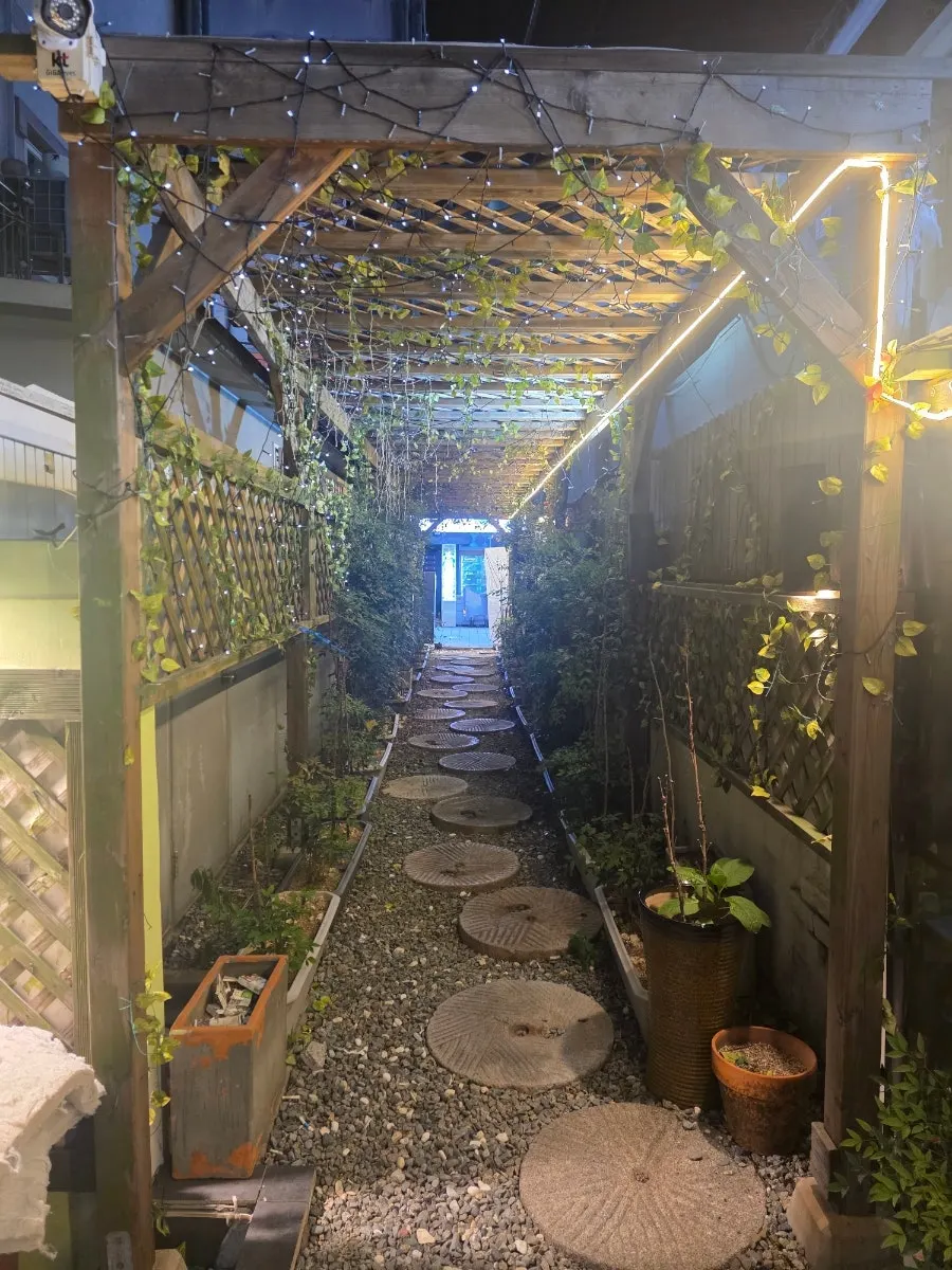 Entrance of Sintongyeong Gyeongseongdae Branch, a Daeyeon-dong sashimi restaurant