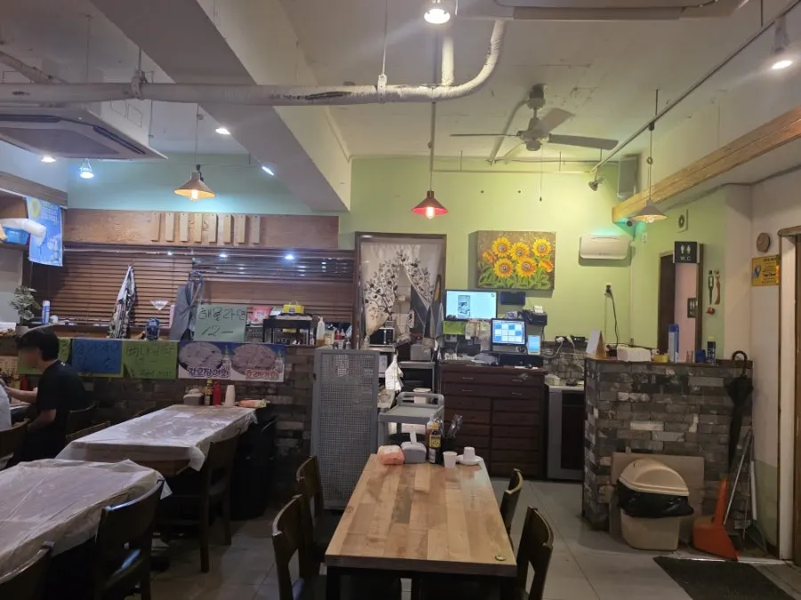 Interior tables at Sintongyeong Gyeongseongdae Branch
