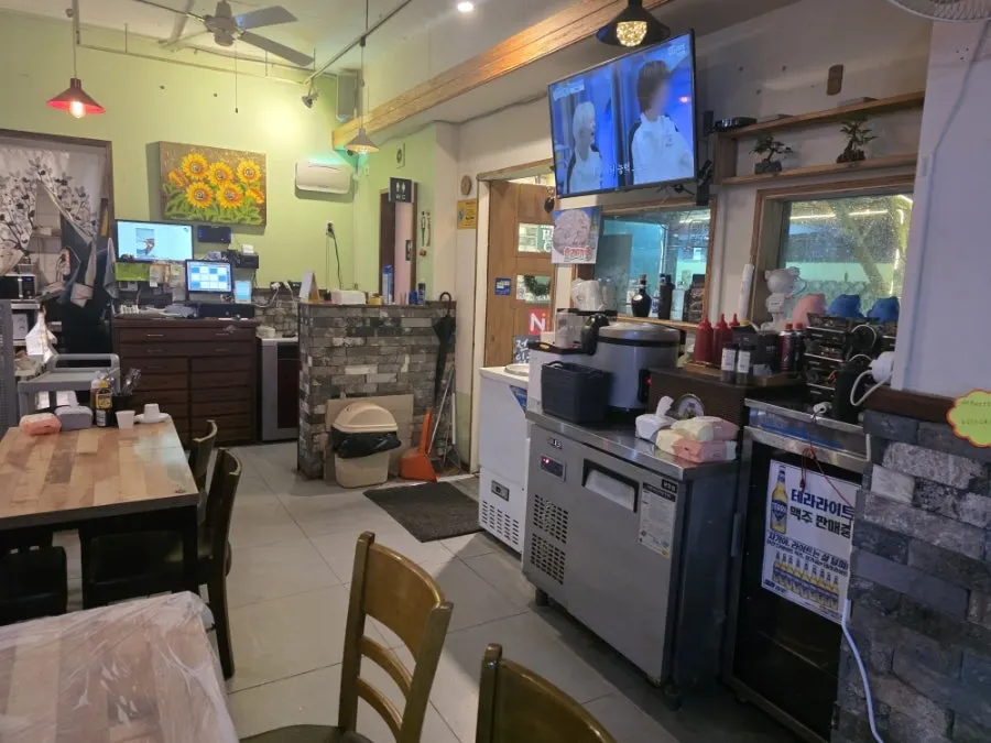 Dining hall atmosphere at Sintongyeong Gyeongseongdae Branch