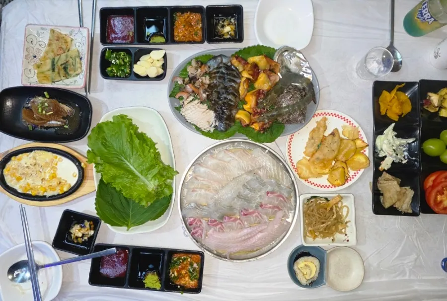 Full spread of the mixed sashimi and seafood set at Sintongyeong Gyeongseongdae Branch