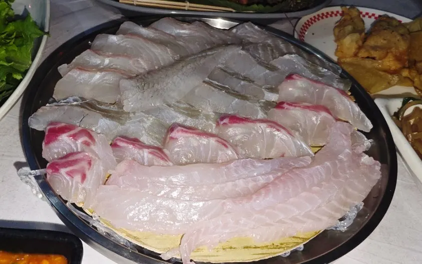 Plate combining sashimi and seafood