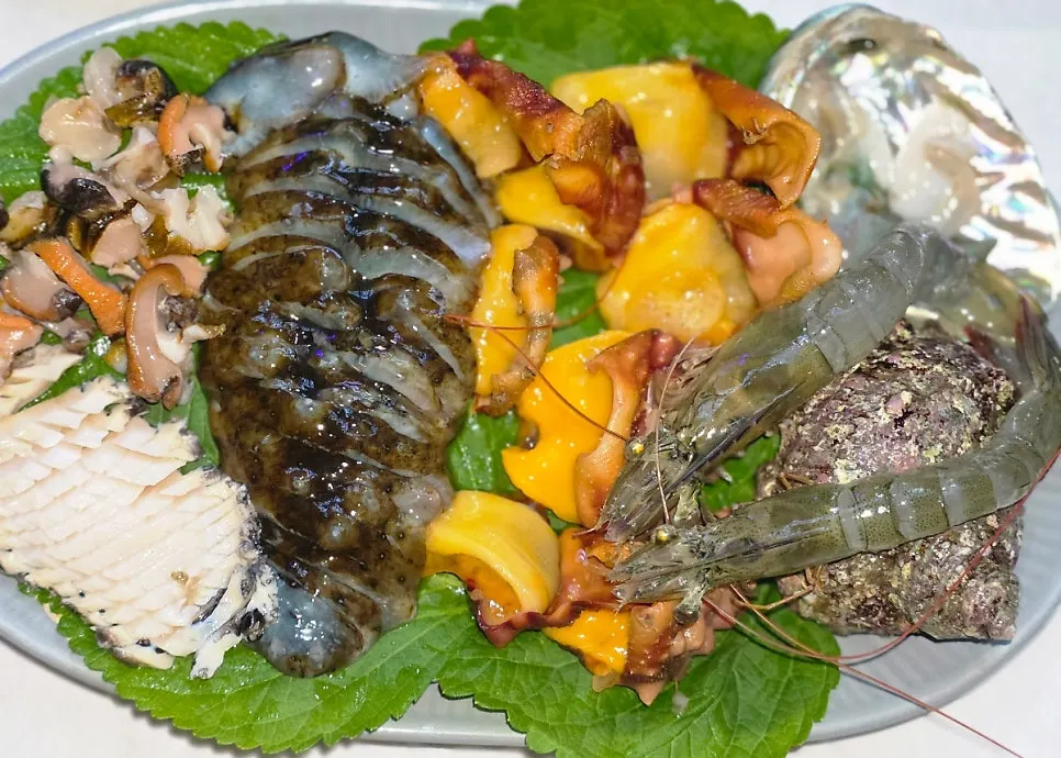 Seafood portion of the mixed sashimi and seafood set
