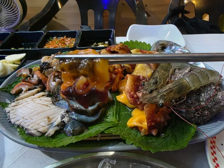 Live shrimp placed on the seafood plate