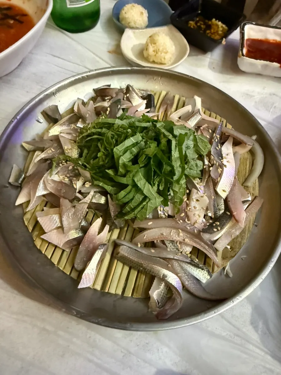 대나무 발에 담긴 전어회
