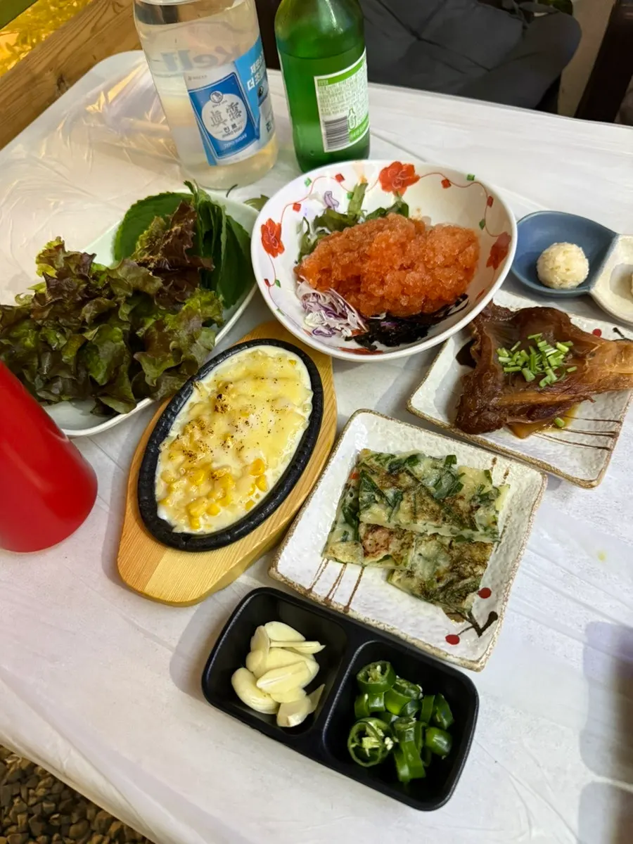 소주와 함께 차려진 회 한 상