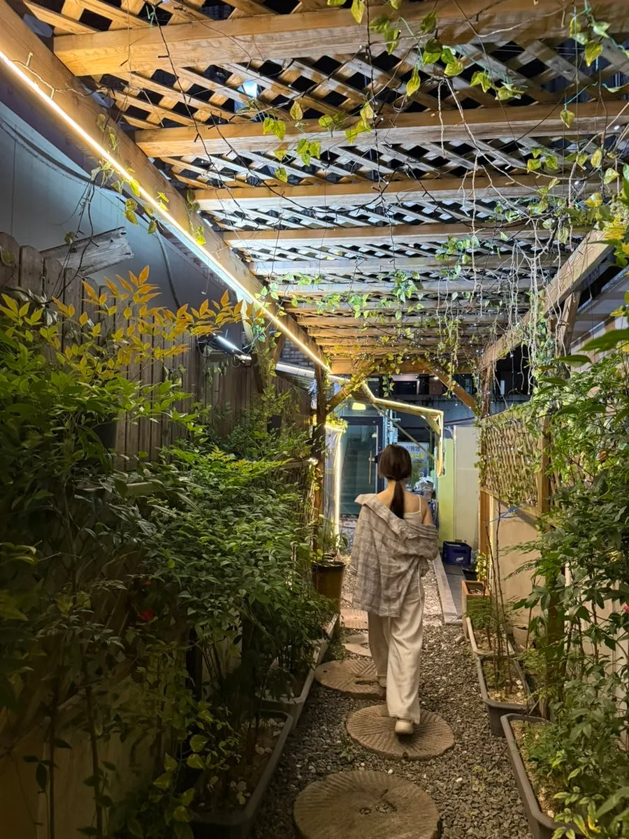 입구 옆 활어 수조와 원산지 표시판