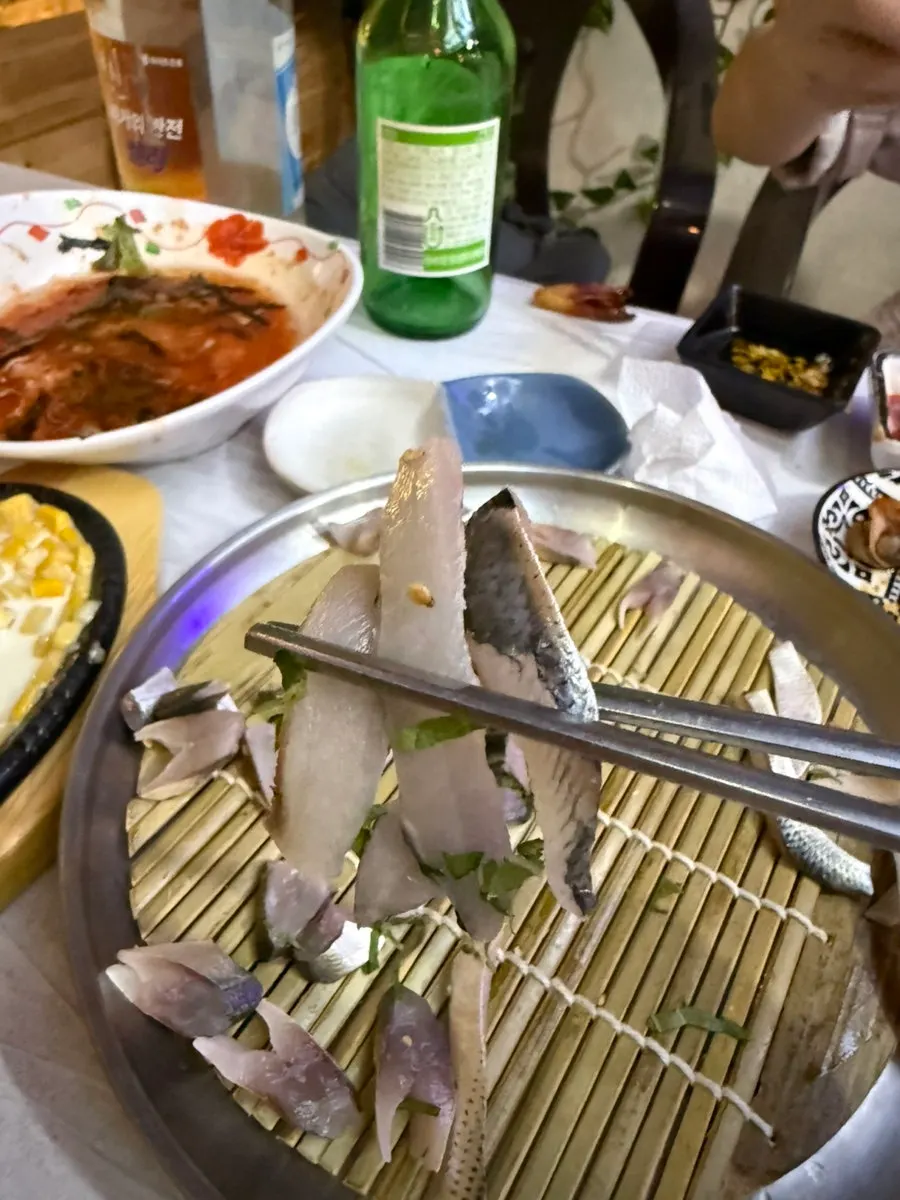 깻잎 채와 통깨를 올린 가을 전어회