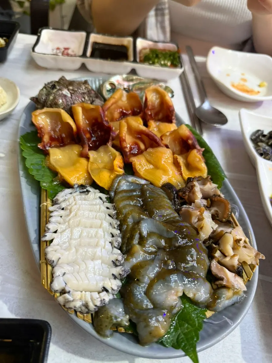 깻잎을 깔고 담아낸 해산물 모듬