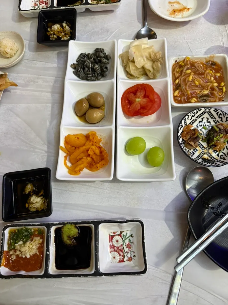 쌈채소와 마늘 고추 기본 상차림