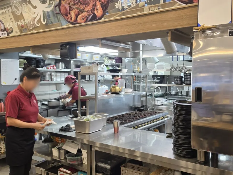 Open kitchen and self-service bar at the branch