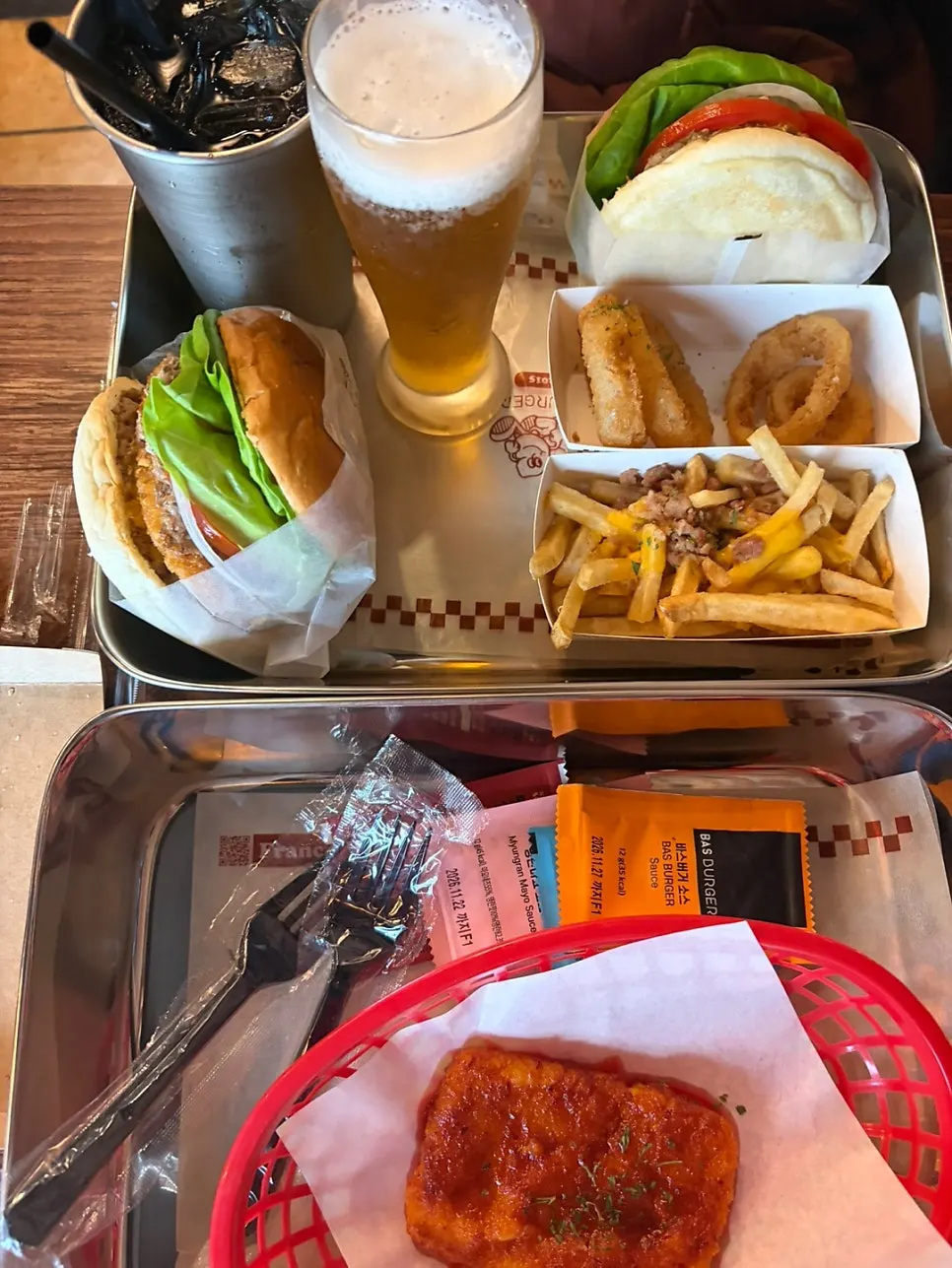 THEバスバーガーとバスバーガーがのったトレイ