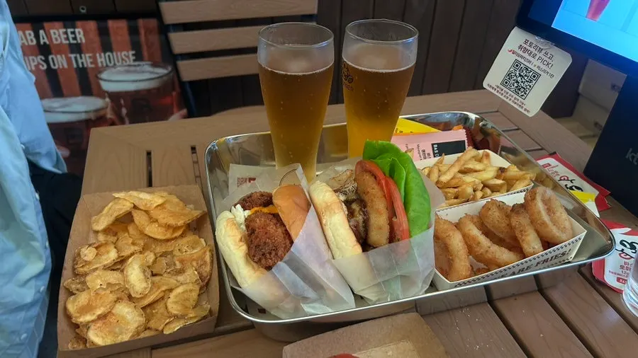 테이블에 차려진 수제버거 세트 두 개