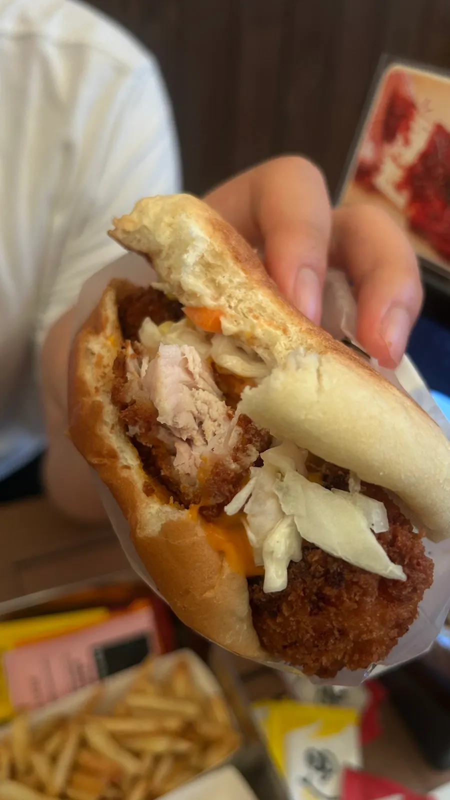 통새우가 들어간 와사비마요 쉬림프버거 단면