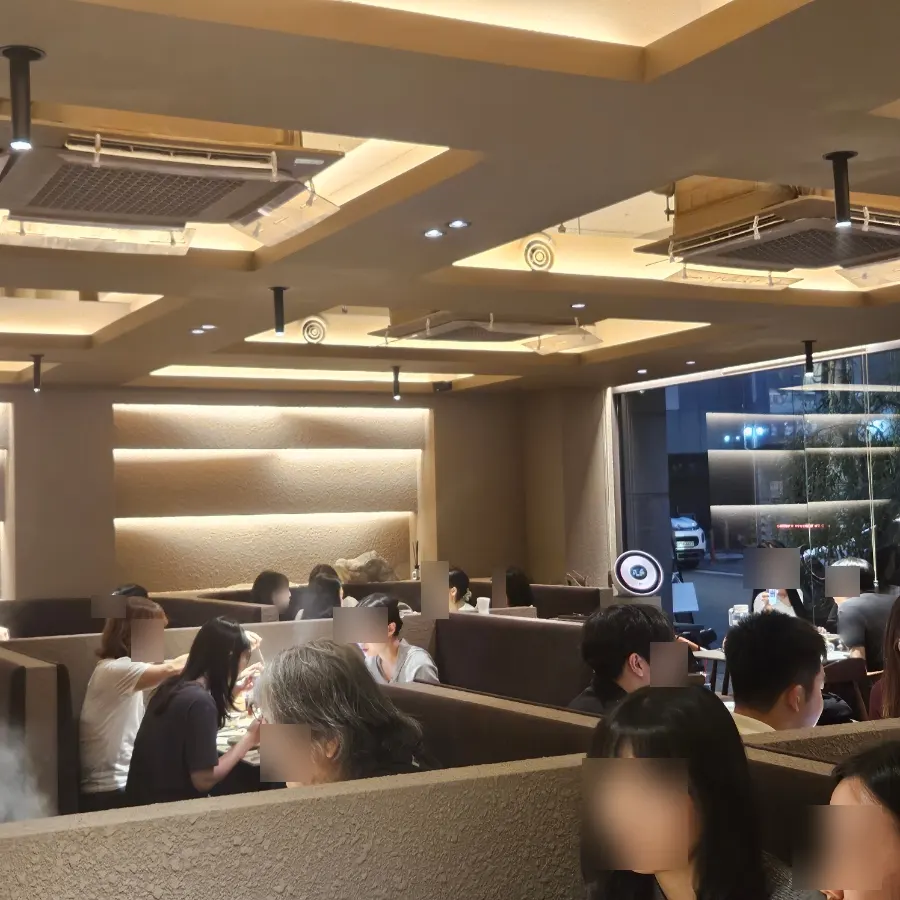 은은한 조명의 샤브인서울 매장 내부