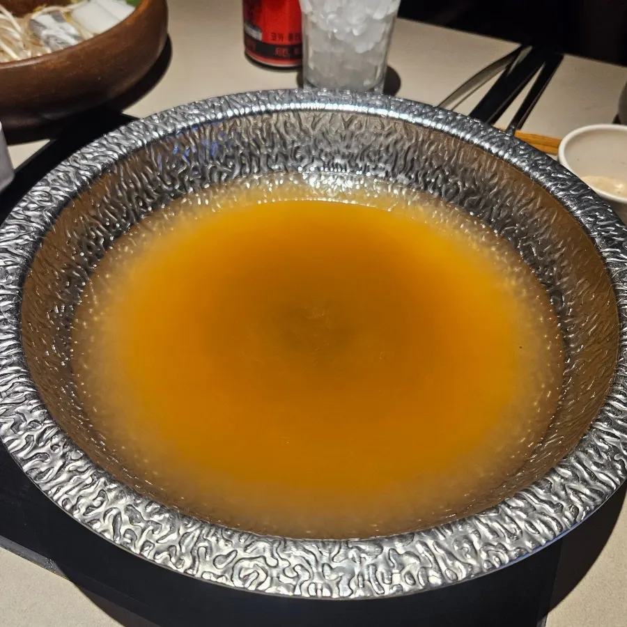 냄비에 담긴 맑은 버섯 육수