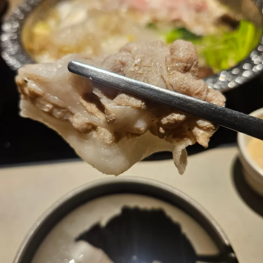 야채를 넣고 끓고 있는 샤브샤브 냄비
