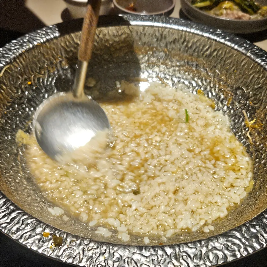 살치살을 육수에 익히는 모습