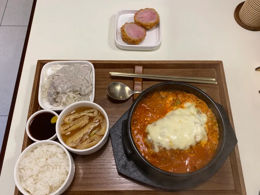김치카츠나베와 안심카츠 2pcs 한상 차림