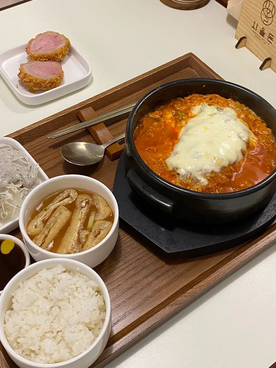 뚝배기에 끓고 있는 김치카츠나베