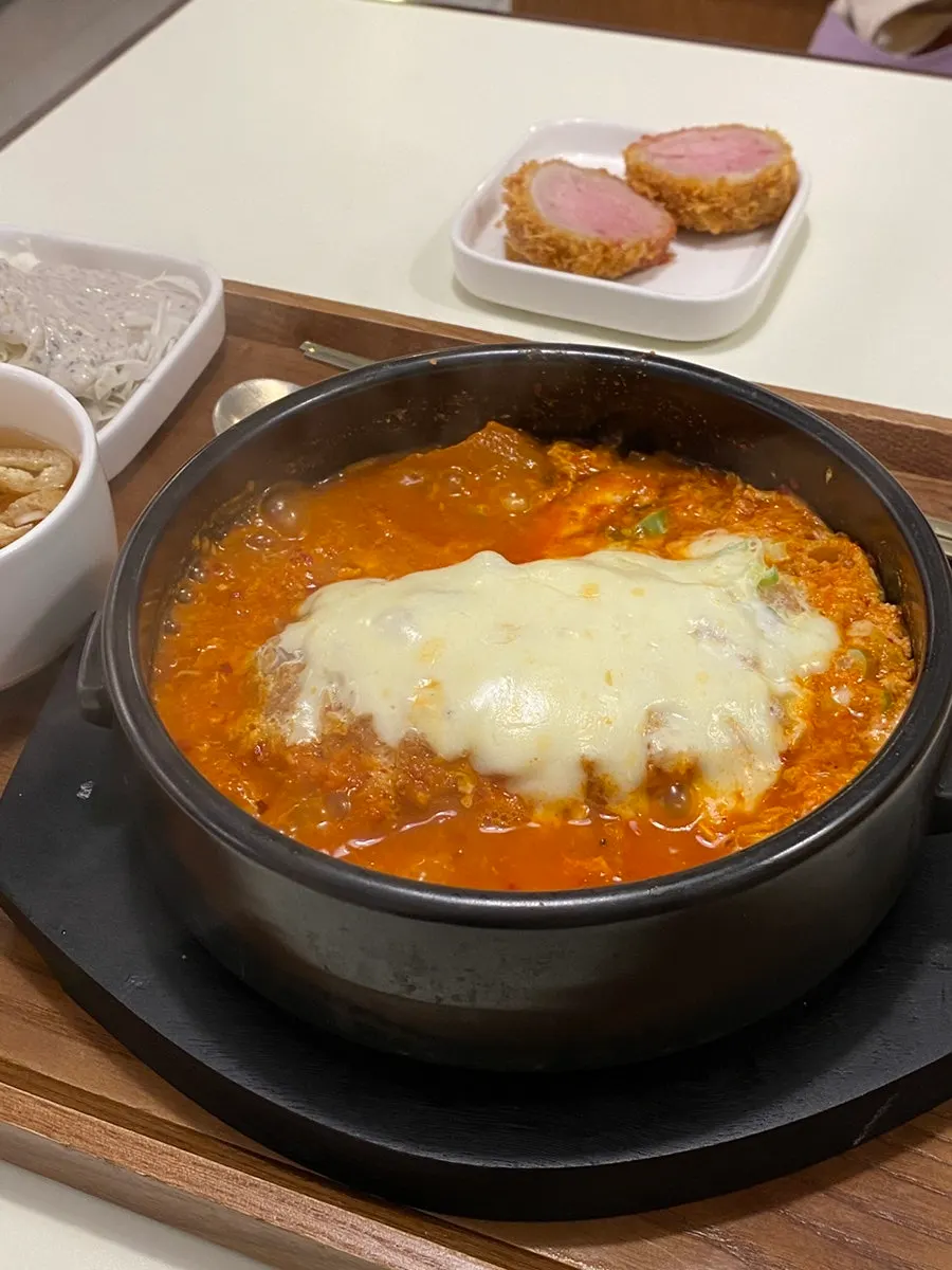 치즈가 올라간 김치카츠나베 클로즈업