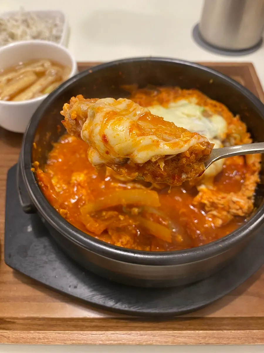자작한 김치카츠나베 위 두툼한 치즈