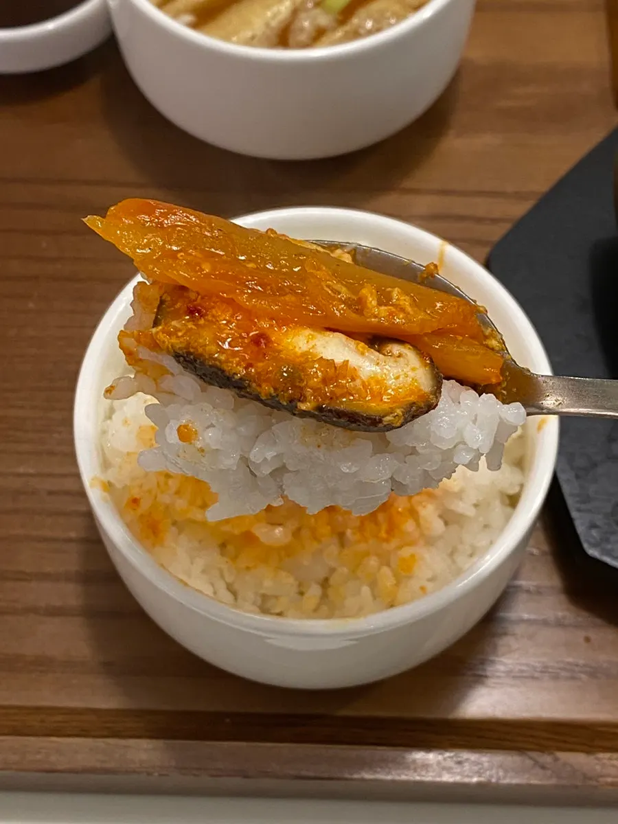 흰쌀밥 위에 올린 김치카츠나베 한 숟갈