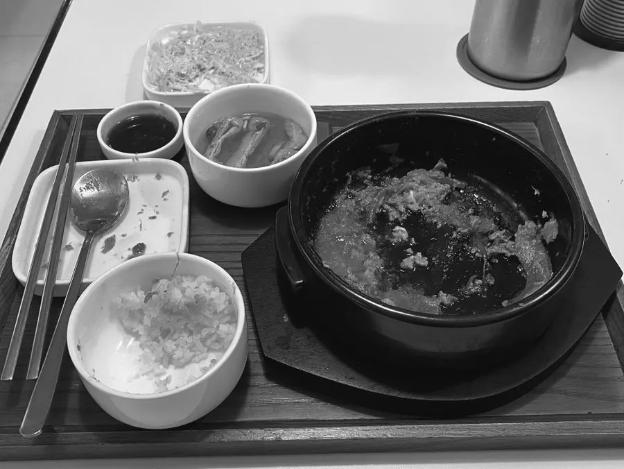 비운 김치카츠나베 뚝배기와 접시