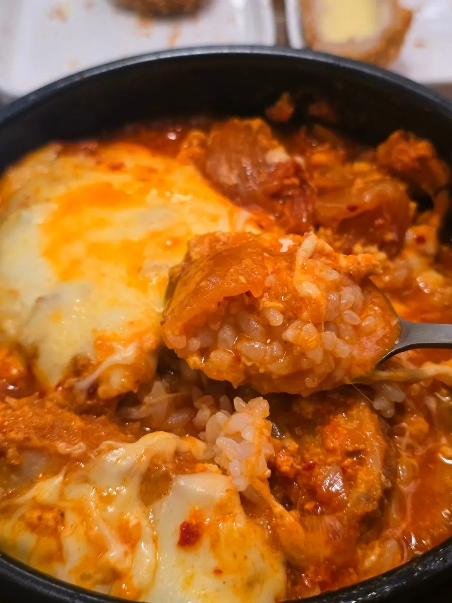 얼큰한 김치치즈나베 국물