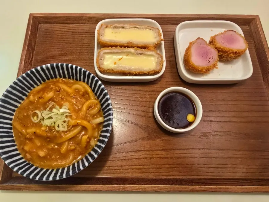 치즈카츠 단면과 늘어나는 치즈