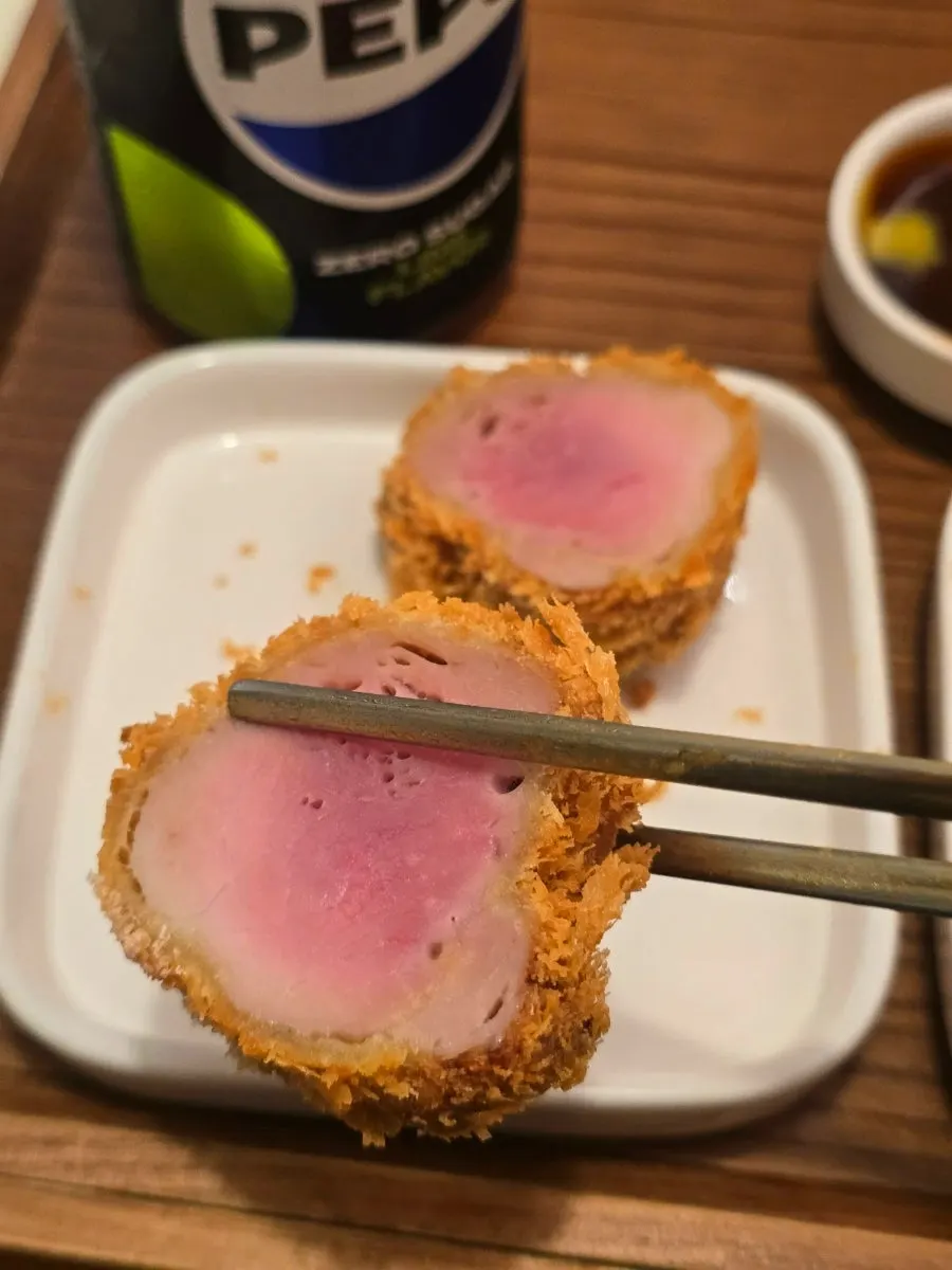 선홍빛 안심카츠 단면과 양배추 샐러드