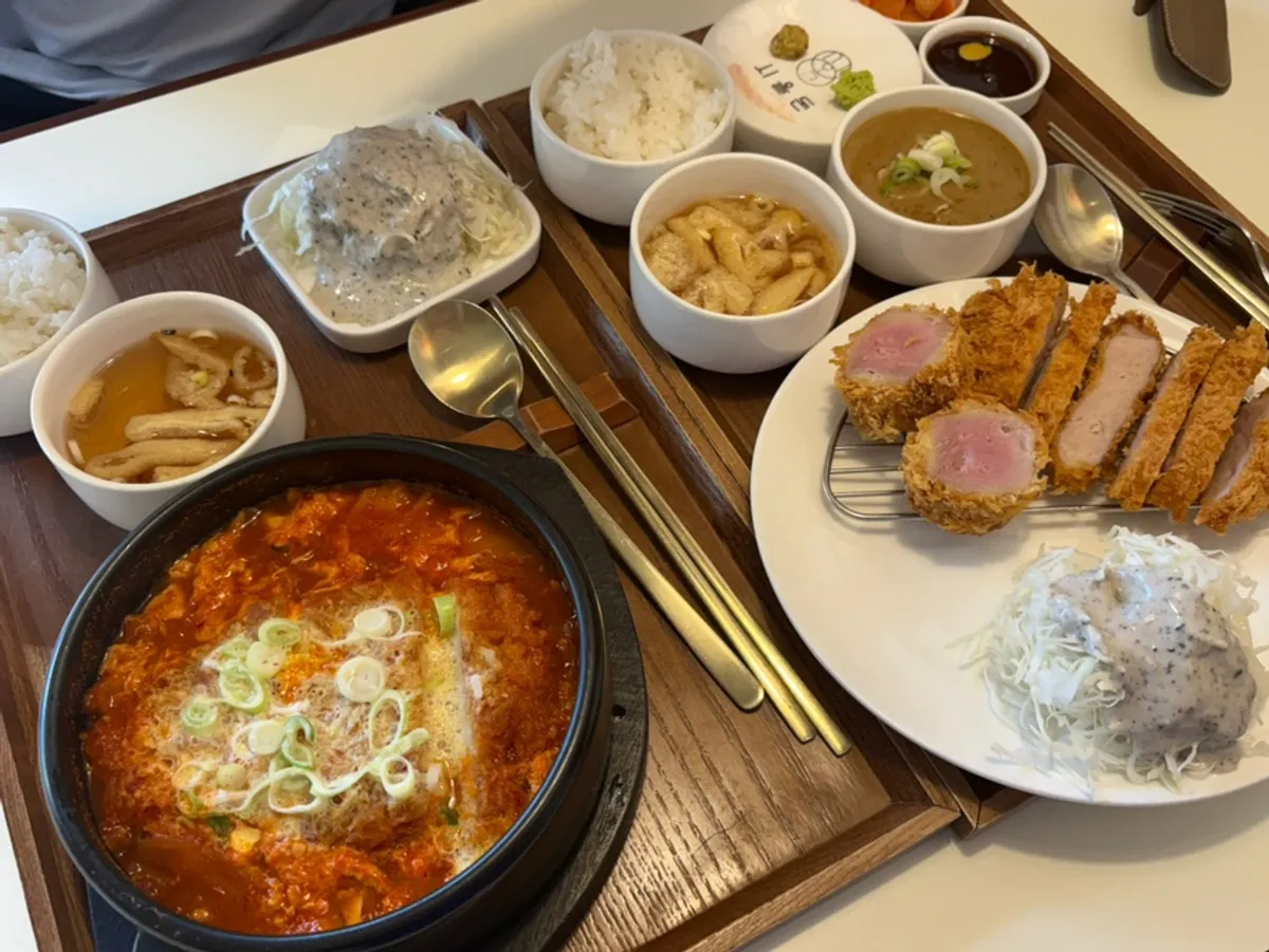 모듬카츠정식과 청양카레 한 상