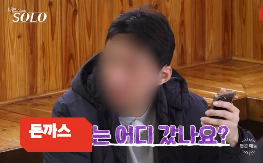 음식 기다리는 테이블 세팅