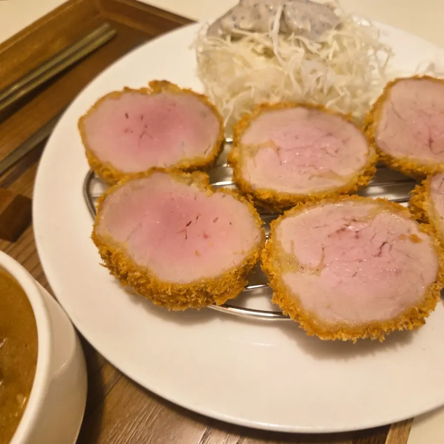 붉은 빛이 도는 안심카츠 여섯 덩이