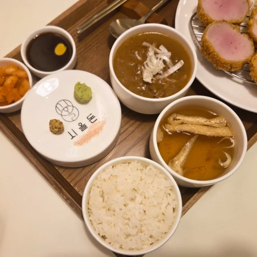 밥과 장국, 소스 3종과 깍두기 구성