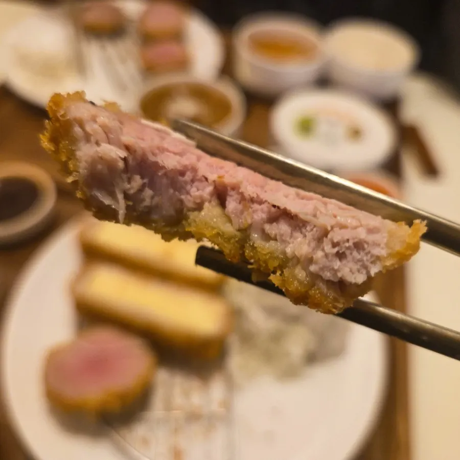 반으로 자른 안심카츠 단면과 두께