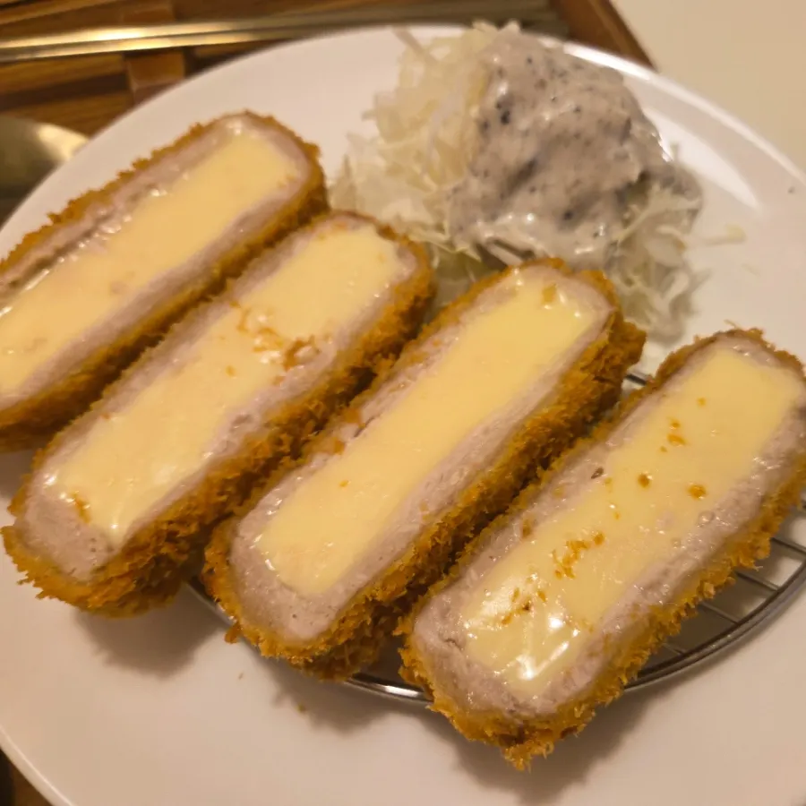모짜렐라 치즈 품은 치즈카츠 네 덩이