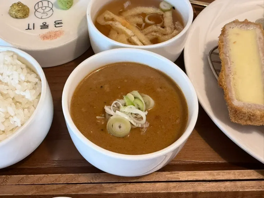 사이드로 주문한 토마토 카레소스