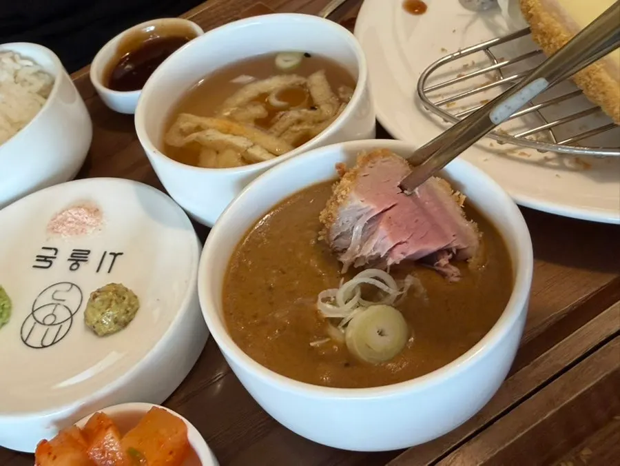 돈카츠에 곁들인 일본식 토마토 카레소스